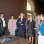 La consejera de Cultura escucha atentamente las explicaciones al director de la exposición «Imprenta Real, fuentes de la tipografía española», en el Museo Regional de Guadalajara