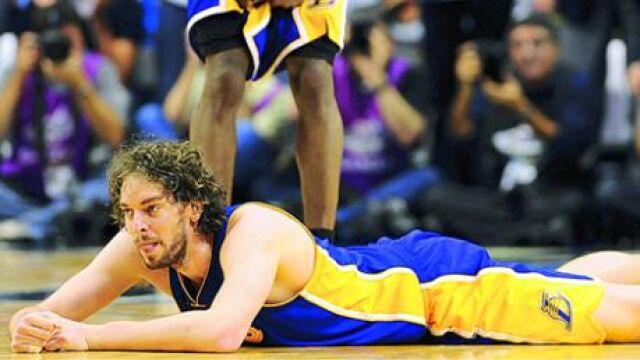 Bryant se lamenta después de la pérdida decisiva con Gasol tendido en el suelo