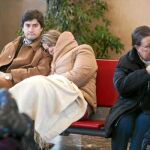 Una pareja espera en la terminal del aeropuerto de Villafría, en Burgos