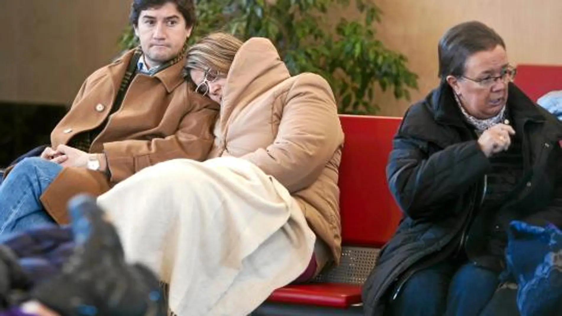 Una pareja espera en la terminal del aeropuerto de Villafría, en Burgos