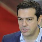 Alexis Tsipras atiende a los medios al término de la cumbre sobre la crisis griega tras alcanzar un acuerdo con la Eurozona.