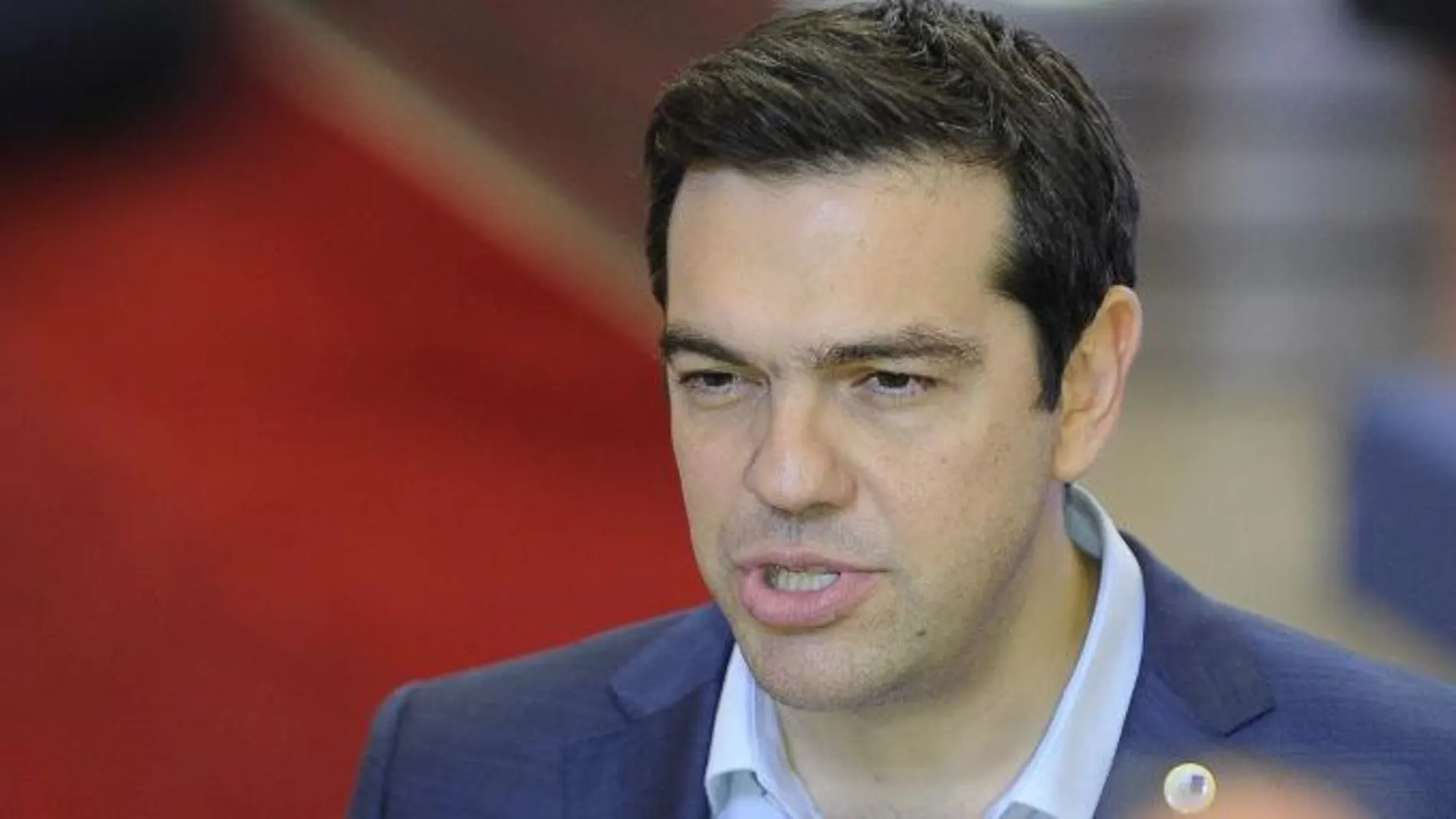 Alexis Tsipras atiende a los medios al término de la cumbre sobre la crisis griega tras alcanzar un acuerdo con la Eurozona.