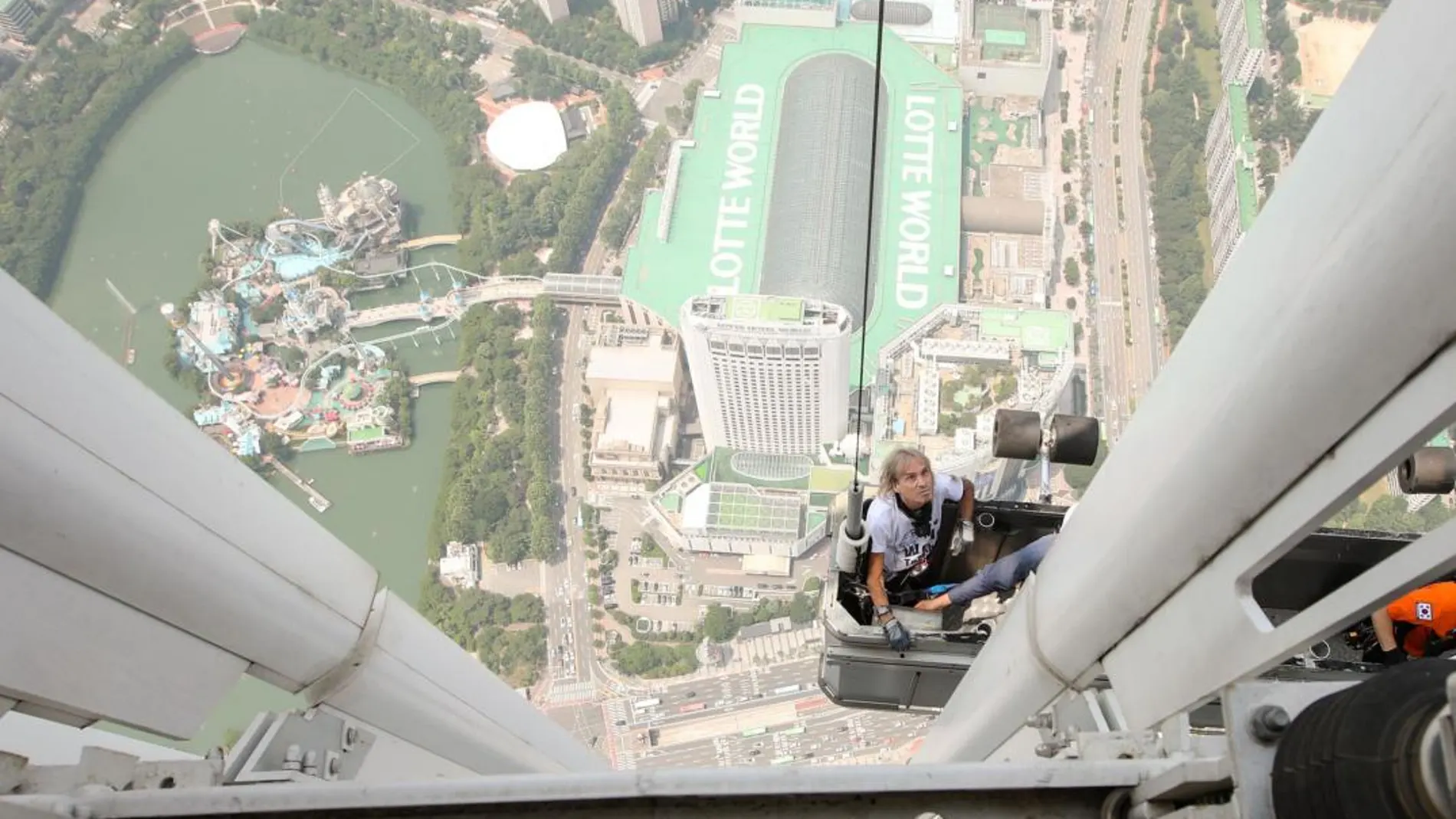 Alain Robert en la torre Lotte World Tour