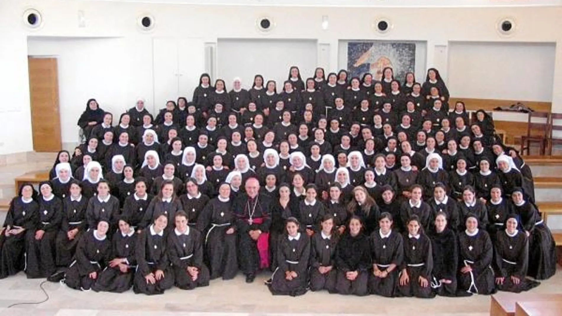 Las religiosas del instituto «Iesu Communio», en el convento de La Aguilera