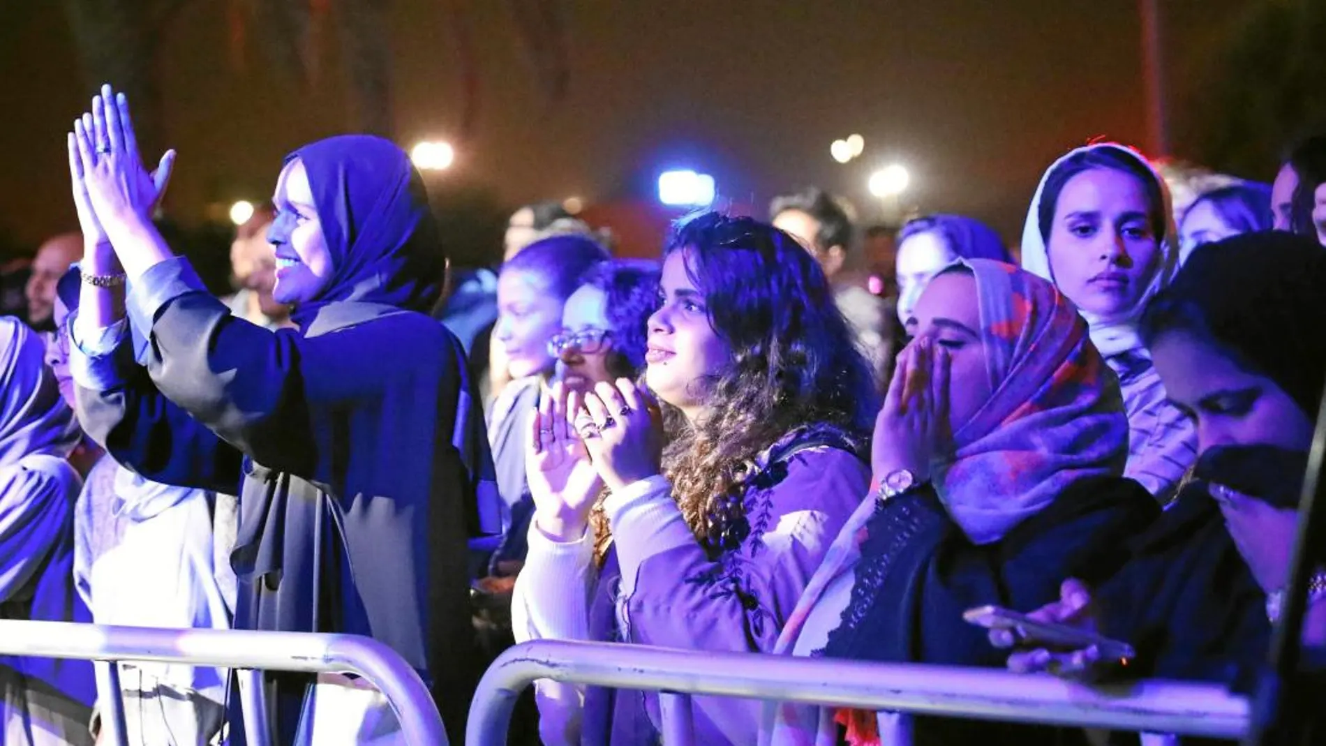 LA RAZÓN asiste al evento al que acudían hombres y mujeres juntos, aunque ante el escenario permanecían separados por vallas