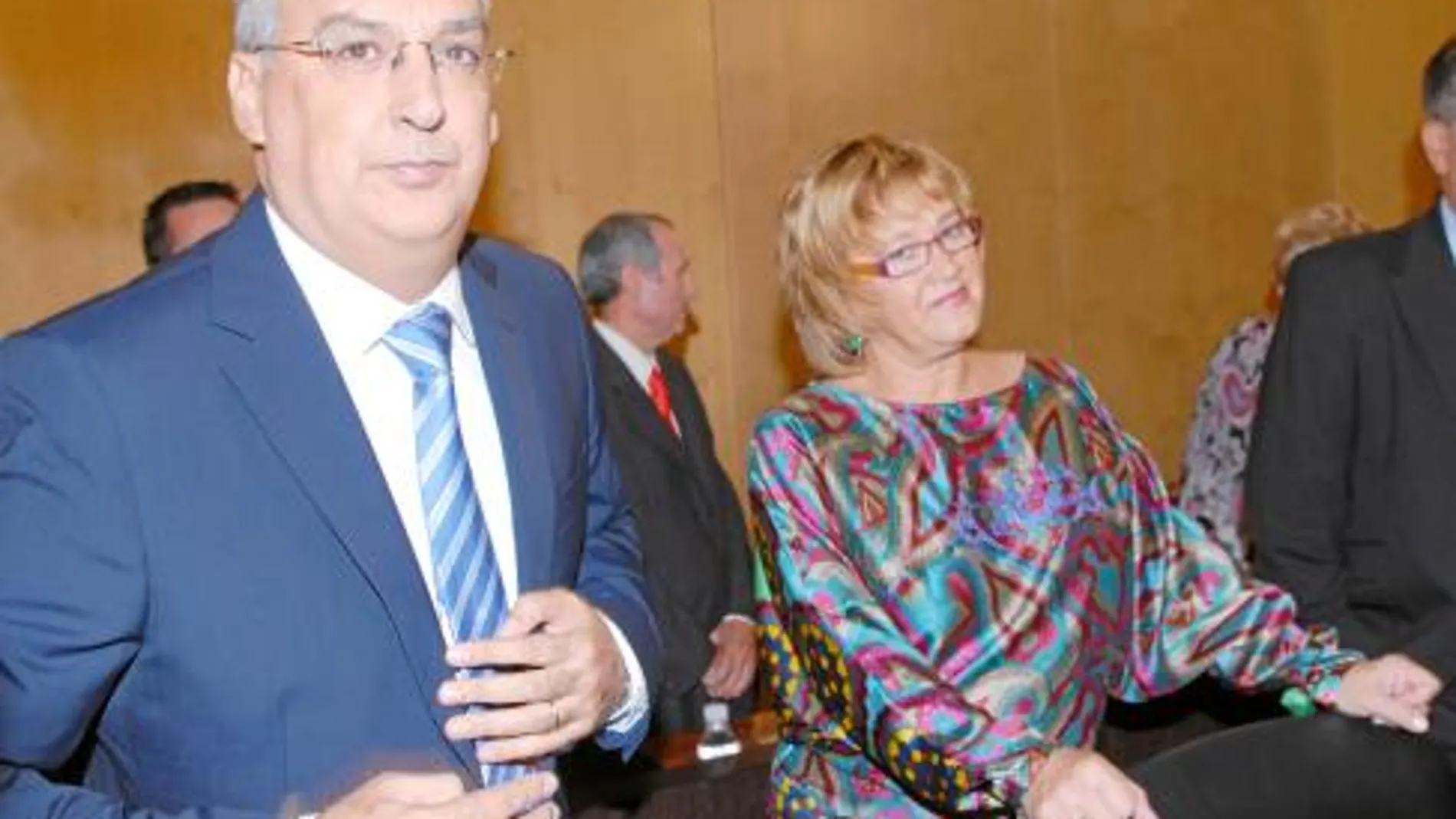 El alcalde de Benidorm, Agustín Navarro, con Maite Iraola, la madre de Leire Pajín