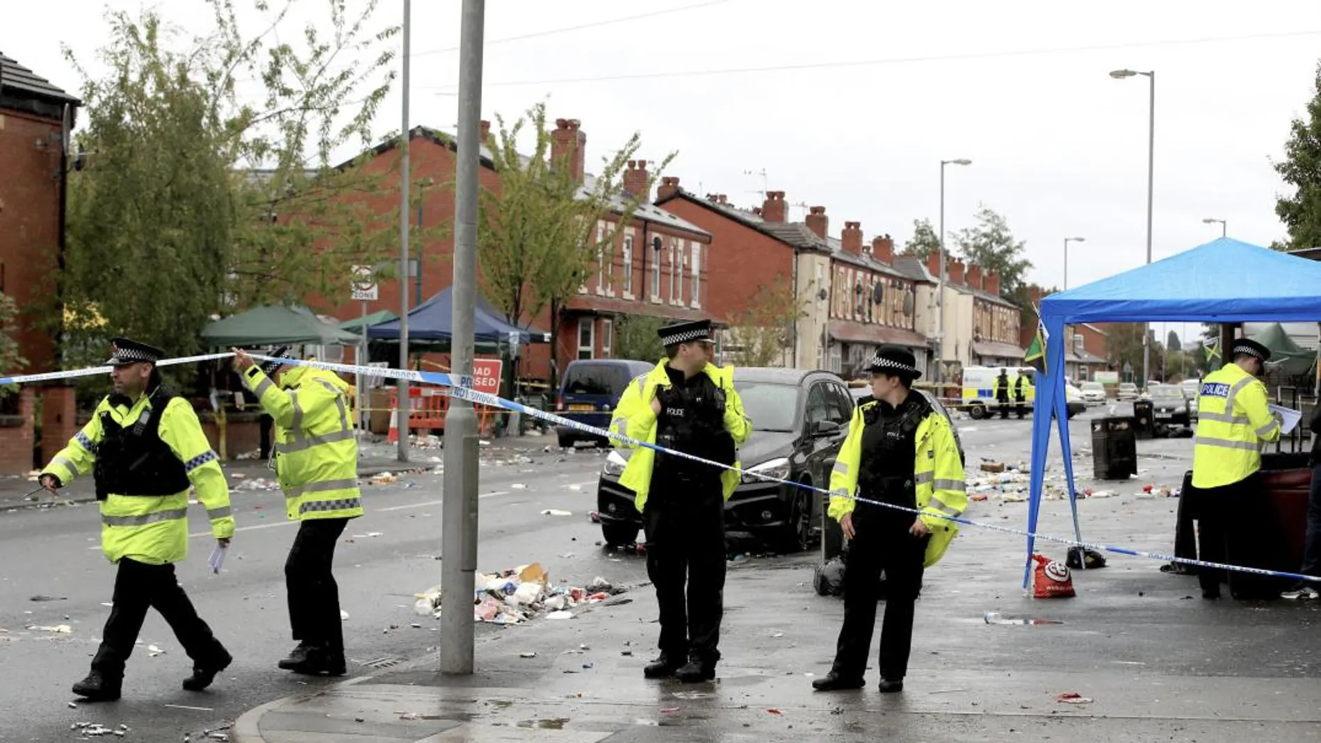 Agentes de la Policía británica inspeccionan el lugar donde se produjo el tiroteo. Foto: Ap