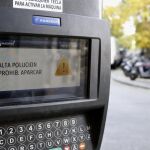 Un parquímetro avisa de la prohibición de aparcar en el centro de Madrid.