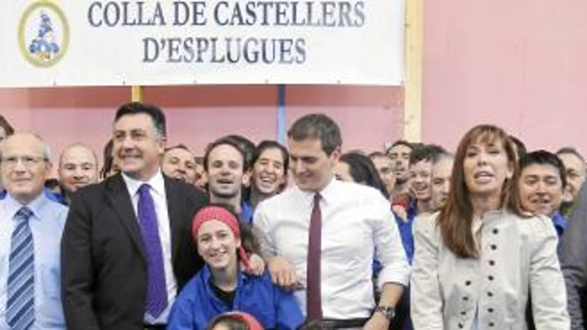 Los candidatos a la presidencia de la Generalitat posaron ayer junto a la colla Castells d'Esplugues. Luego, pasaron en familia la jornada de reflexión