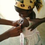 Una niña se vacuna contra la malaria