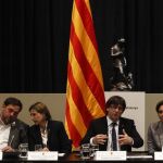 El presidente de la Generalitat, Carles Puigdemont (2d), acompañado de la alcaldesa de Barcelona, Ada Colau (d), el vicepresidente y conseller de Economía y Hacienda, Oriol Junqueras (i) y la presidenta del Parlament de Catalunya, Carme Forcadell (2i) el pasado día 3