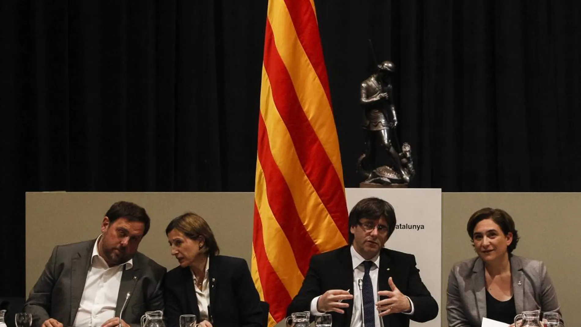 El presidente de la Generalitat, Carles Puigdemont (2d), acompañado de la alcaldesa de Barcelona, Ada Colau (d), el vicepresidente y conseller de Economía y Hacienda, Oriol Junqueras (i) y la presidenta del Parlament de Catalunya, Carme Forcadell (2i) el pasado día 3
