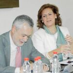 El presidente de la Junta, José Antonio Griñán, junto a Rosa Torres ayer en la reunión de la Comisión Ejecutiva Regional