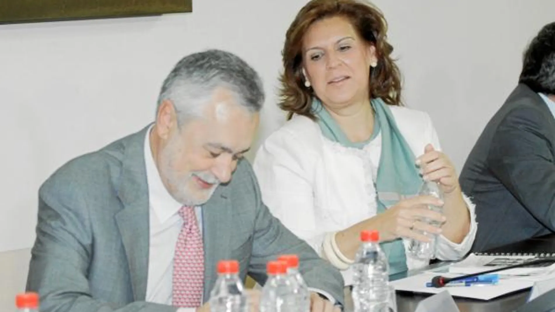 El presidente de la Junta, José Antonio Griñán, junto a Rosa Torres ayer en la reunión de la Comisión Ejecutiva Regional