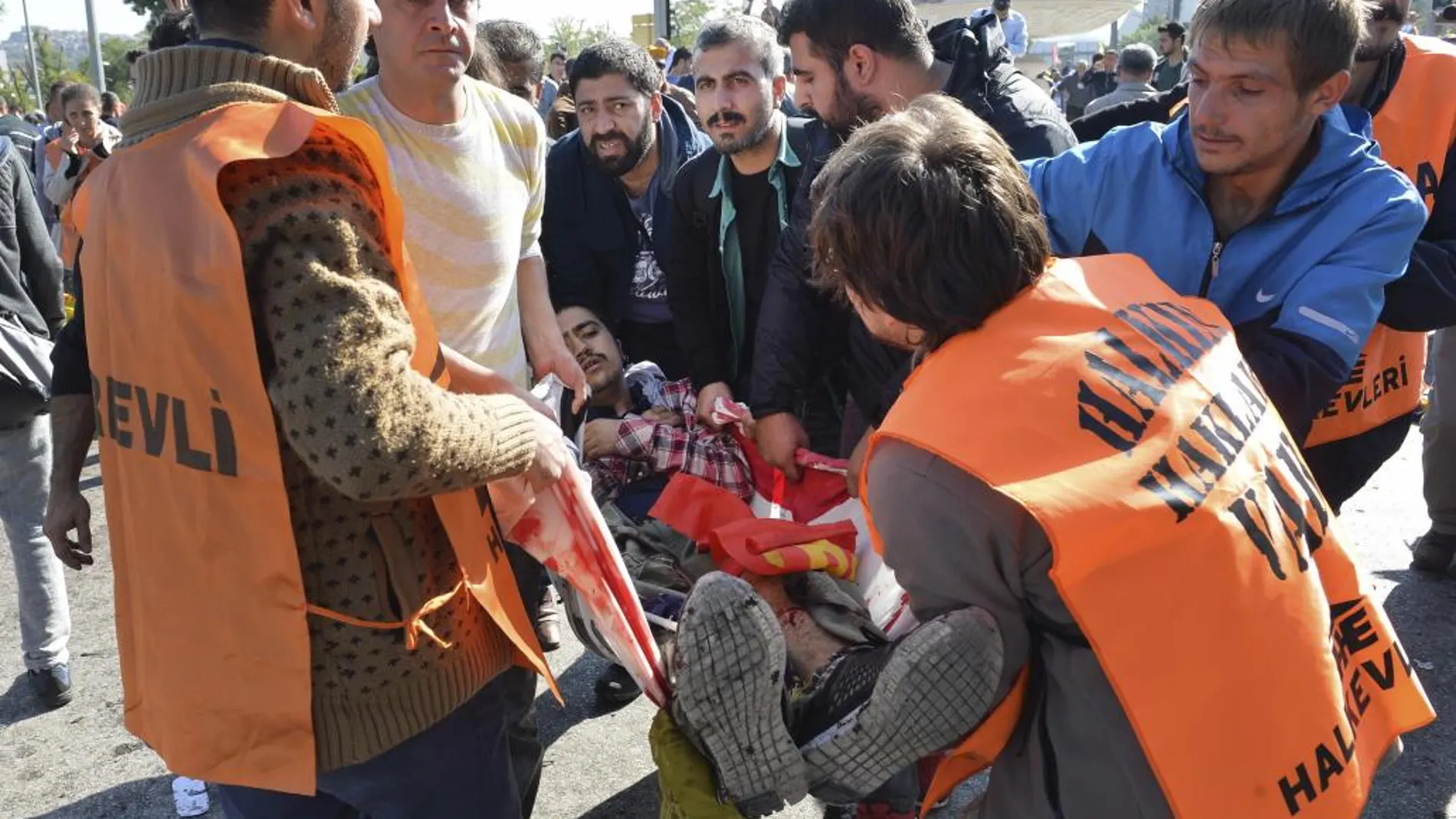 Varias personas llevan a un herido durante la explosión del pasado 10 de octubre en Ankara