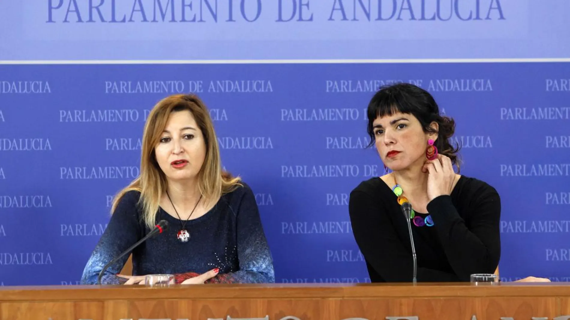 La diputada andaluza de Podemos Carmen Lizárraga y la líder de esa formación en la comunidad, Teresa Rodríguez
