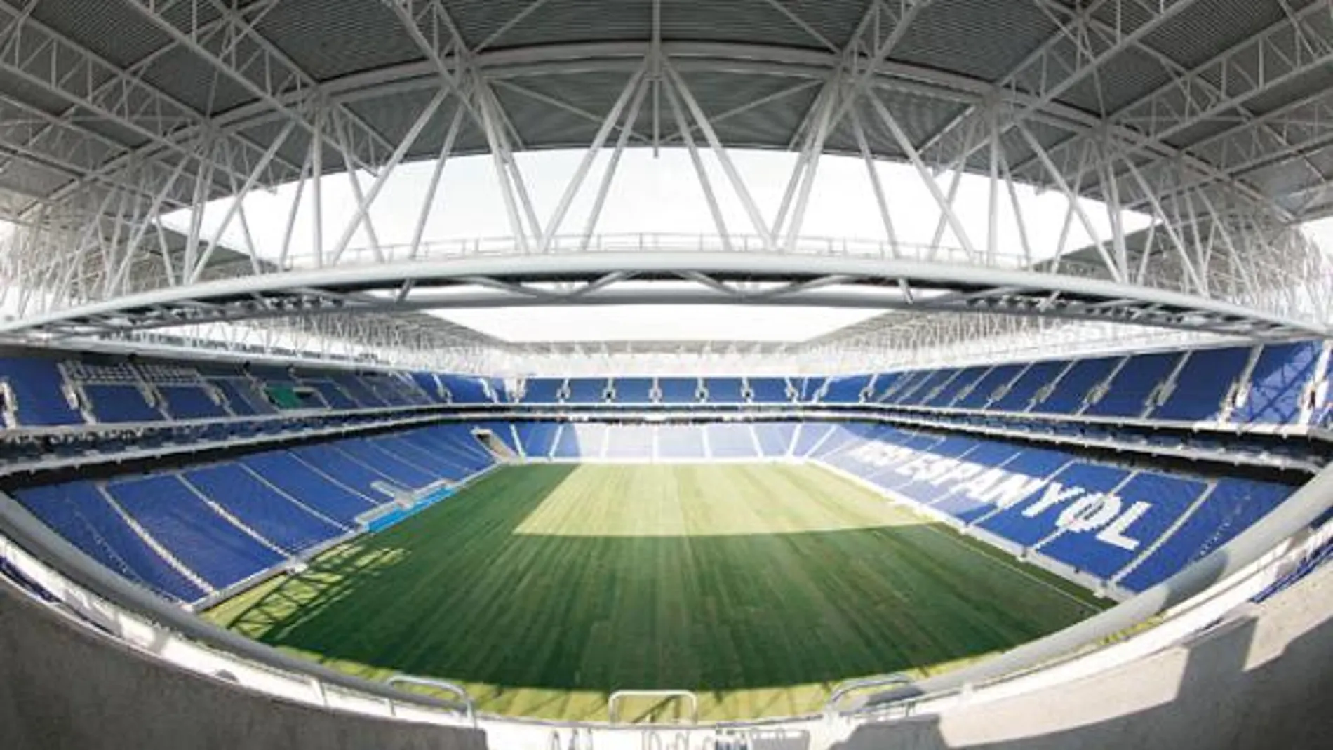Vista del nuevo estadio del Espanyol, situado entre Cornellà y El Prat, desde uno de los fondos