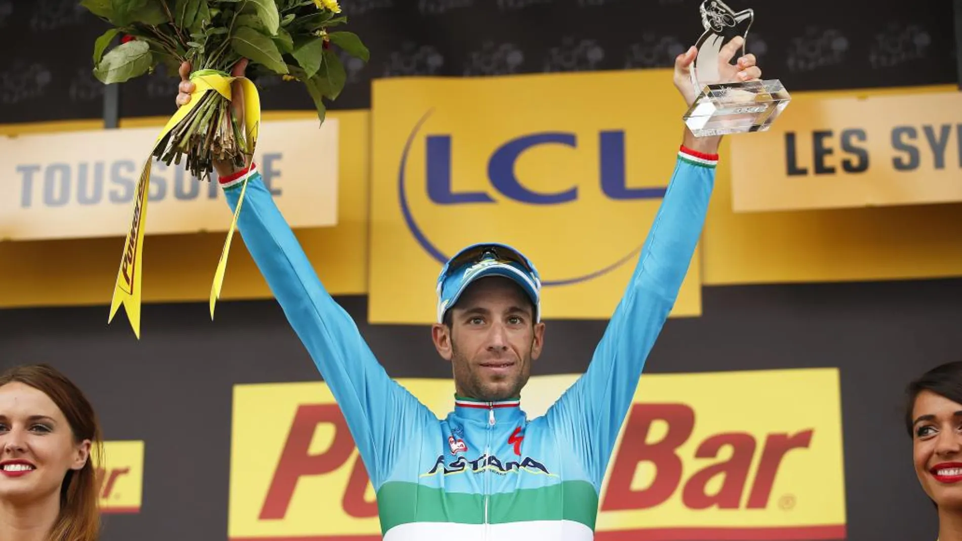 Vincenzo Nibali del Astana celebra su victoria en el podio tras la 19ª etapa del Tour de Francia.