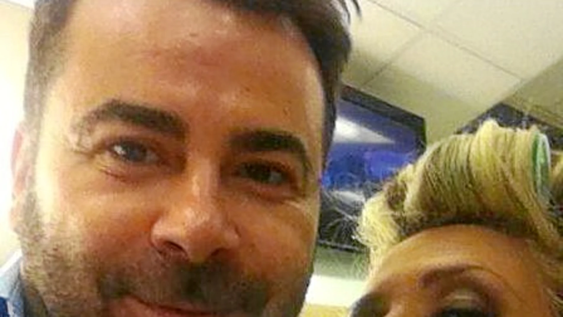 Acostumbrado a sacar lo peor del famoseo, sus autorretratos nunca dejan en buen lugar al acompañante. «Lydia también se está preparando, aunque no lo parezca», tuitea con intención junto a esta foto que su colaboradora querría quemar.
