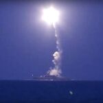 Imagen de un barco de guerra ruso lanzando un misil desde su posición en el Mar Caspio.