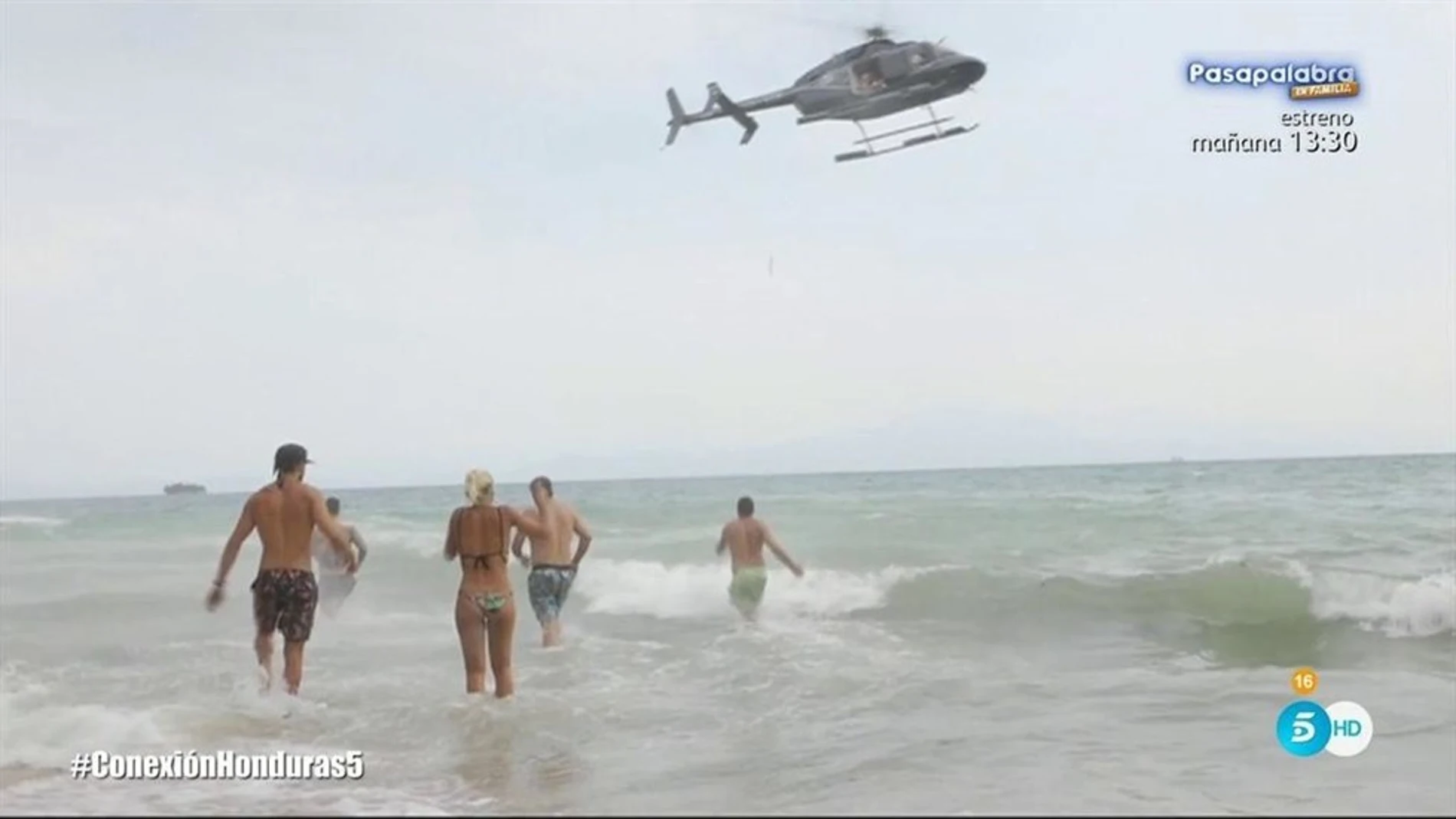 Un helicóptero se acercó hasta los Cayos para llevarles material con el que poder protegerse de la lluvia y del viento.