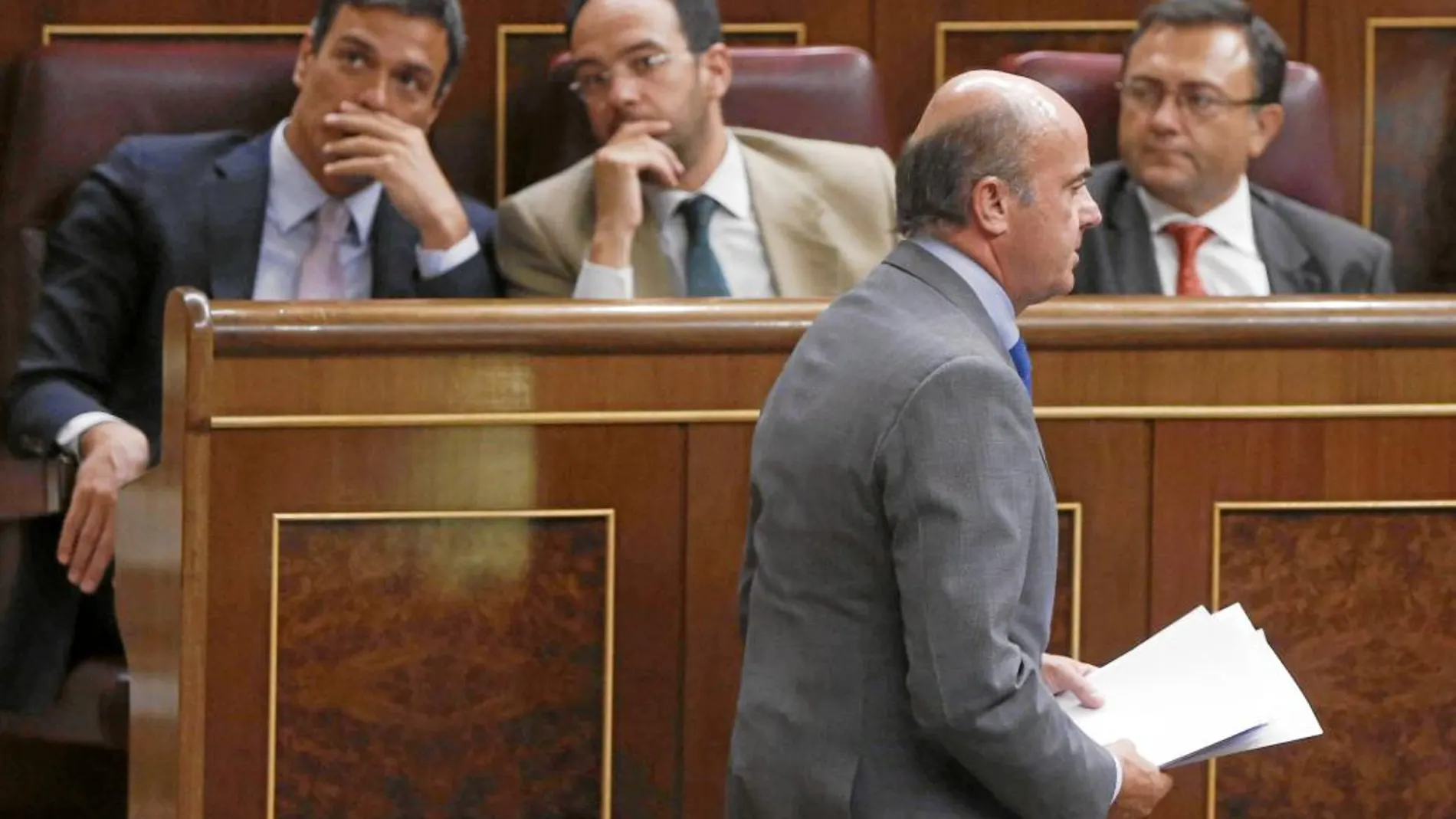De Guindos criticó los «populismos» frente al PSOE, socio de Podemos en los gobiernos autonómicos