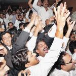 Abogados paquistaníes celebran el veredicto del Supremo en Lahore