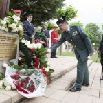 El general de la Guardia Civil, Miguel Castro, y el jefe superior de Policía del País Vasco, Enrique Pamiés (d), depositan flores en el pebetero que recuerda a los ertzainas muertos, durante el acto de homenaje a las víctimas del terrorismo (14/06/09)