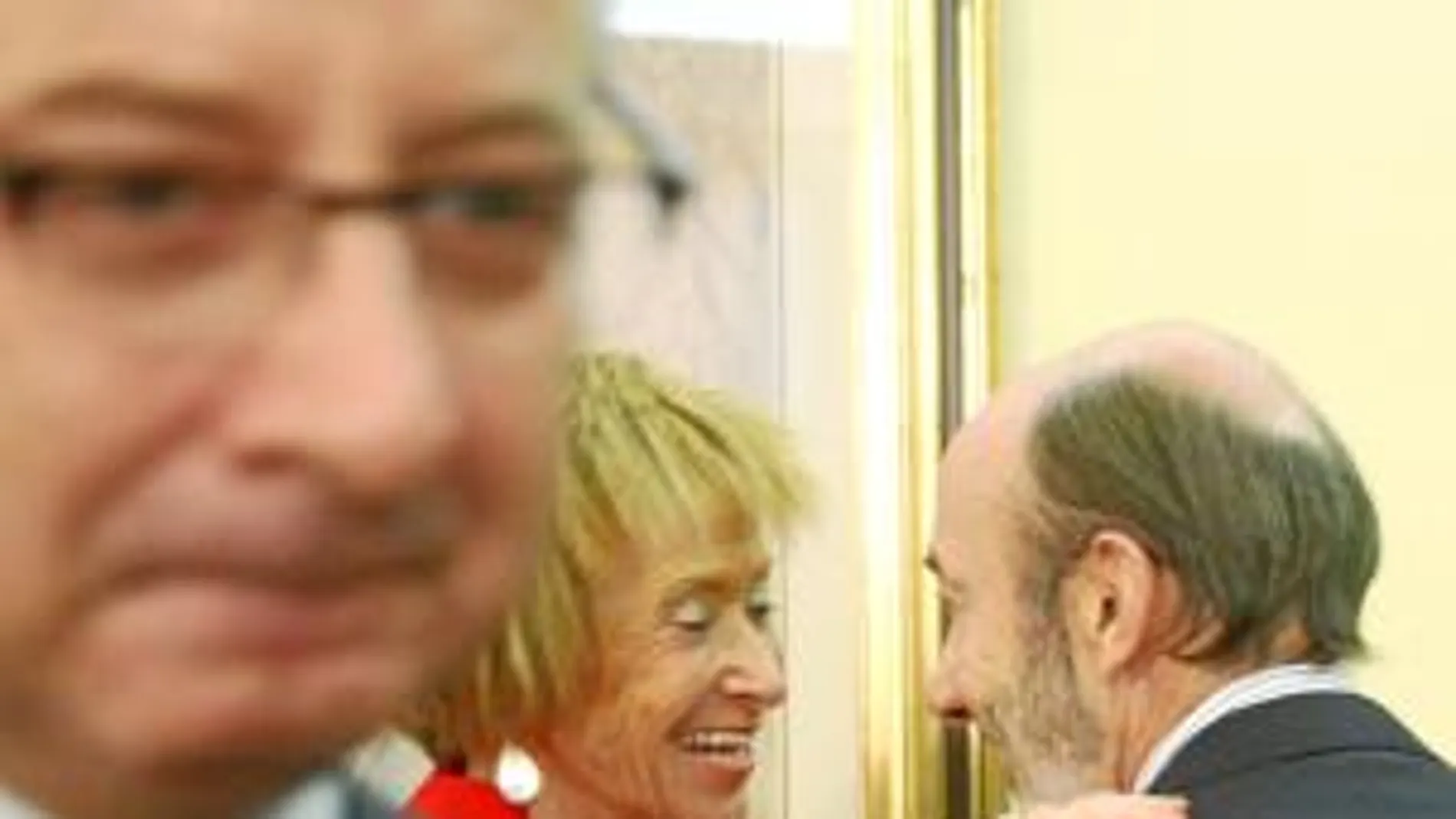 Rubalcaba recibe la felicitación de Fernández de la Vega el pasado jueves, en presencia de Blanco, en la toma de posesión del cargo