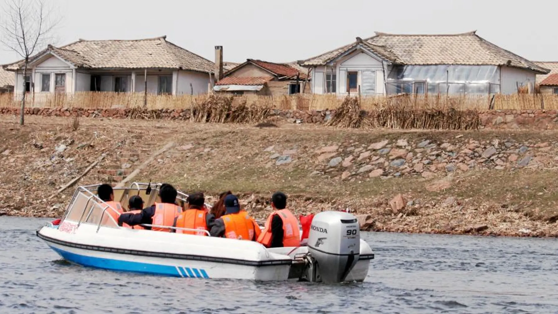 Los turistas atraviesan en lanchas motoras el río Yalu, que cruza la frontera entre China y Corea del Norte