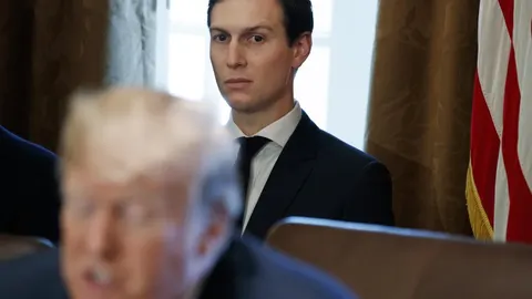 Jared Kushner escucha a su suegro durante una reunión en la Casa Blanca/Ap