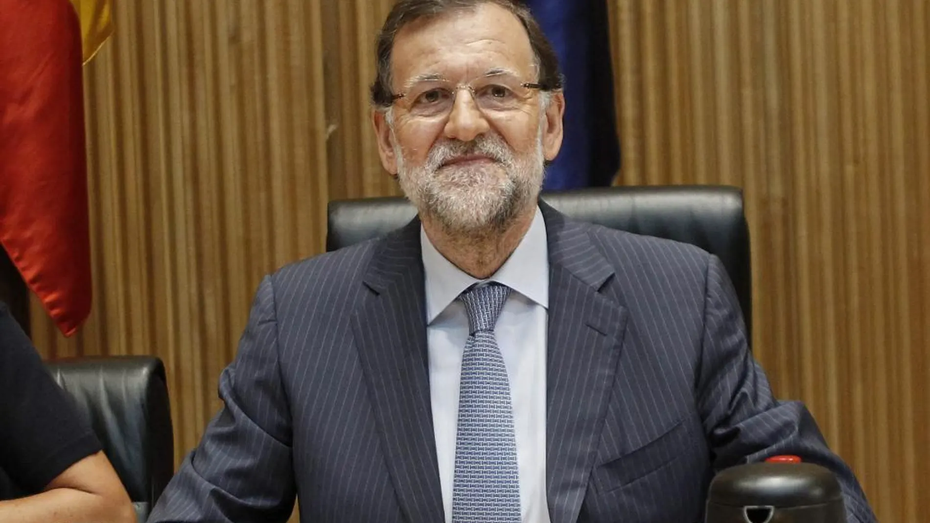 El presidente del Gobierno, Mariano Rajoy, al inicio hoy de la reunión plenaria del grupo popular en el Congreso, a la que han asistido diputados y senadores, así como destacados miembros del partido y del Gobierno.