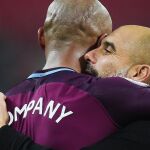 Pep Guardiola celebra con su capitan Vincent Kompany después de ganar ayer su partido de la Premier League ante el Tottenham Hotspur