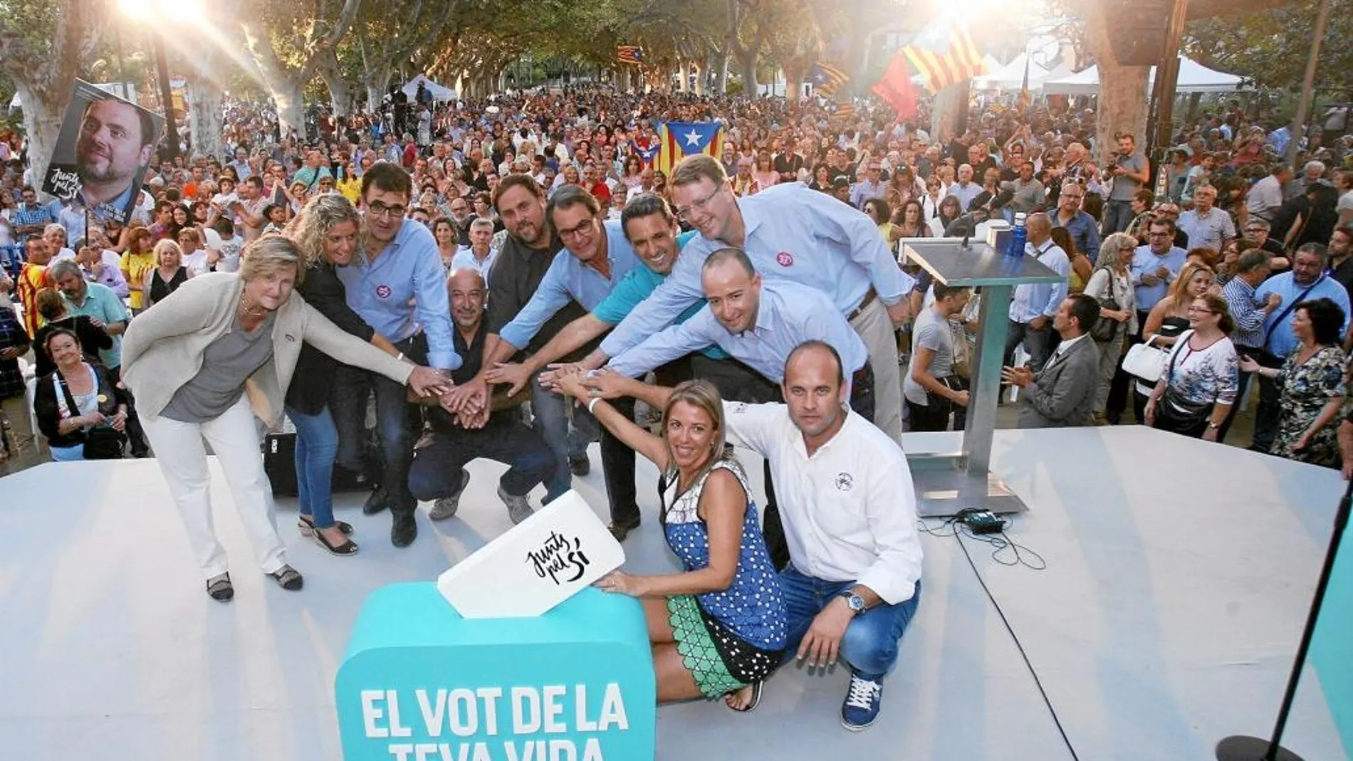 Los candidatos de Juntos por el Sí, durante un acto de campaña celebrado ayer en Tortosa, Tarragona
