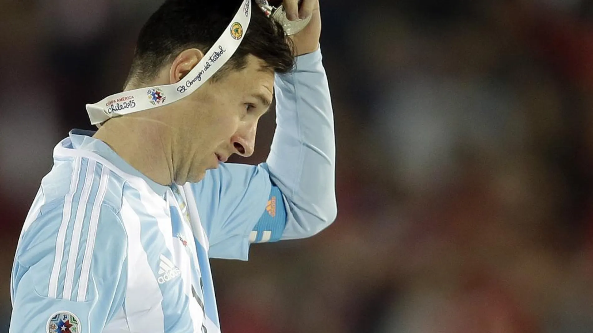 Leo Messi se quita la medalla de plata de la Copa América