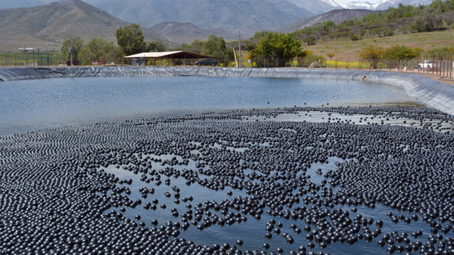 Primera piscina de Aguas del Valle en Combarbalá donde se han utilizado las esferas para reducir la evaporación