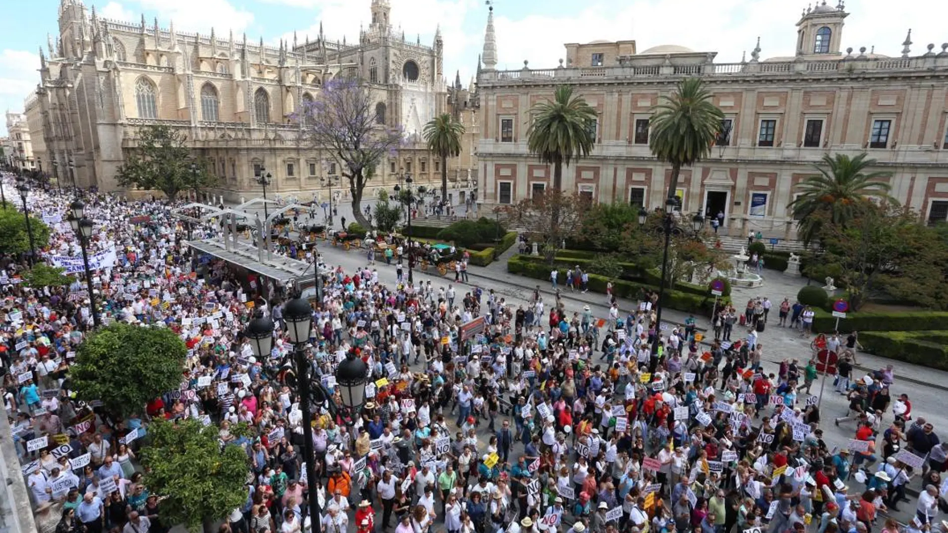 Vista de la manifestación a su paso por la avenida de la Constitución