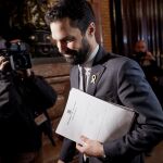 El presidente de la cámara catalana, Roger Torrent, se dirige a la reunión semanal de la Mesa del Parlament