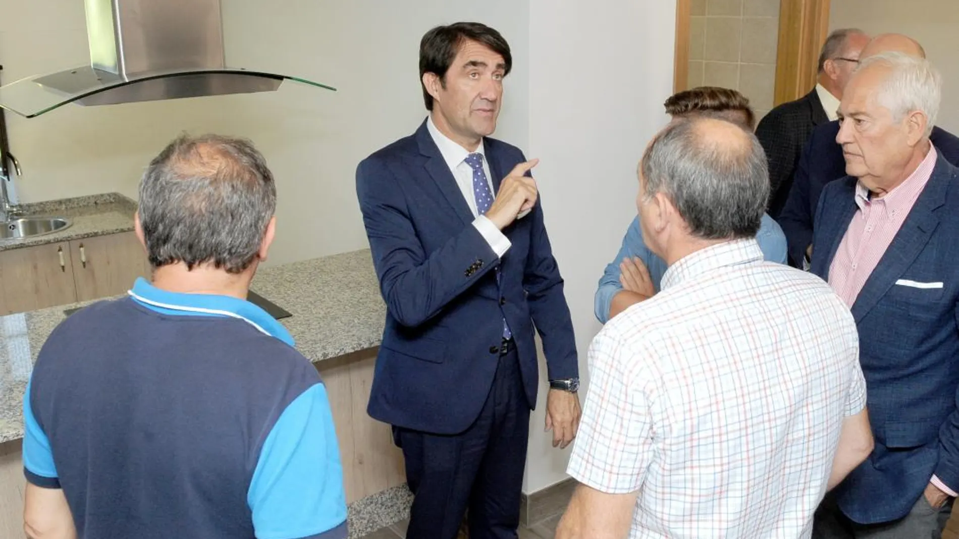 El consejero de Fomento y Medio Ambiente, Juan Carlos Suárez-Quiñones, visita la última vivienda incorporada al parque público