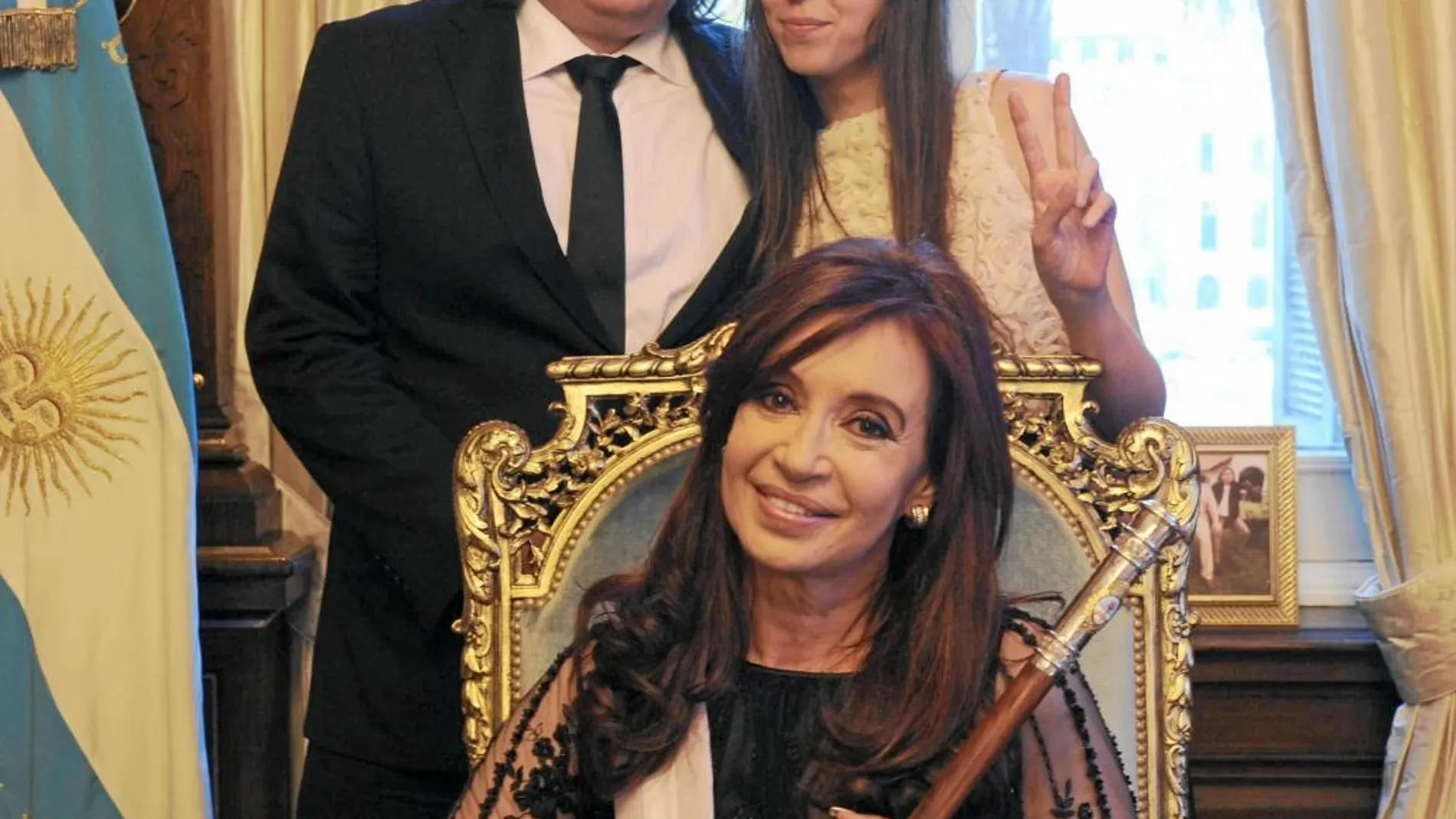 La presidenta argentina, Cristina Fernández de Kirchner, posa junto a sus hijos, Máximo y Florencia, en 2011