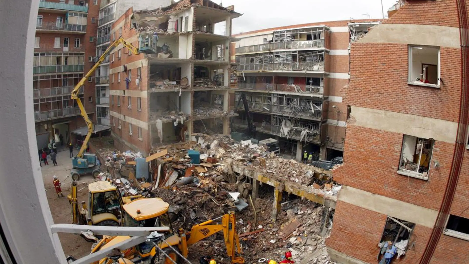 Labores de desescombro tras la explosión en la calle Gaspar Arroyo de Palencia