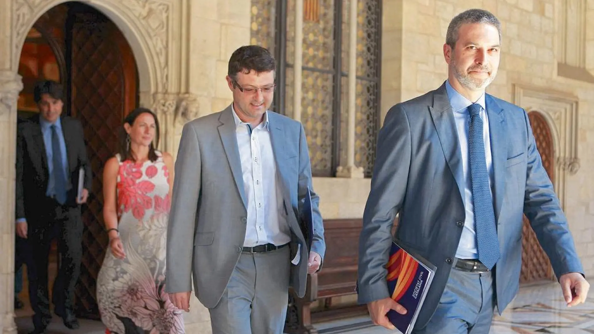 Los dirigentes de Societat Civil, Joaquim Coll, y Josep Ramon Bosch, en el Palau de la Generalitat