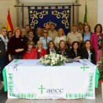 Foto de familia del general José Rivas con miembros de la AECC de Valladolid