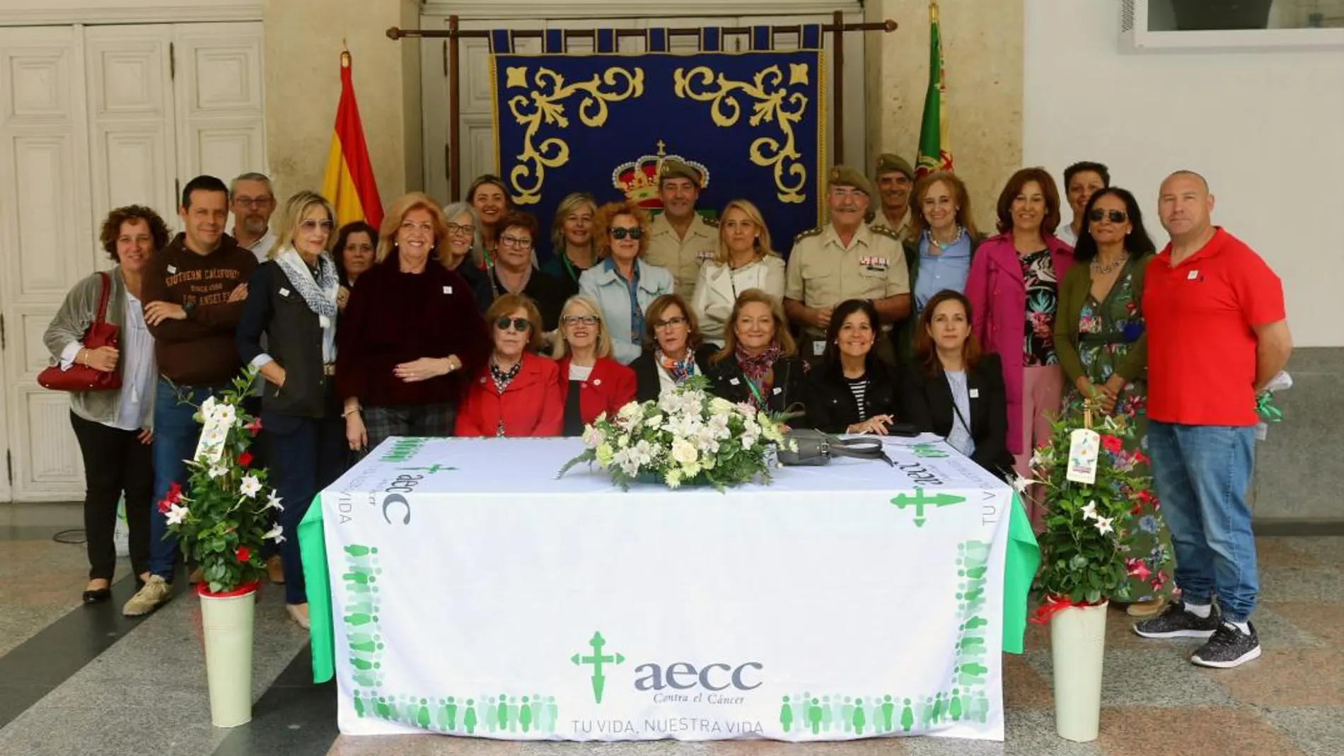 Foto de familia del general José Rivas con miembros de la AECC de Valladolid