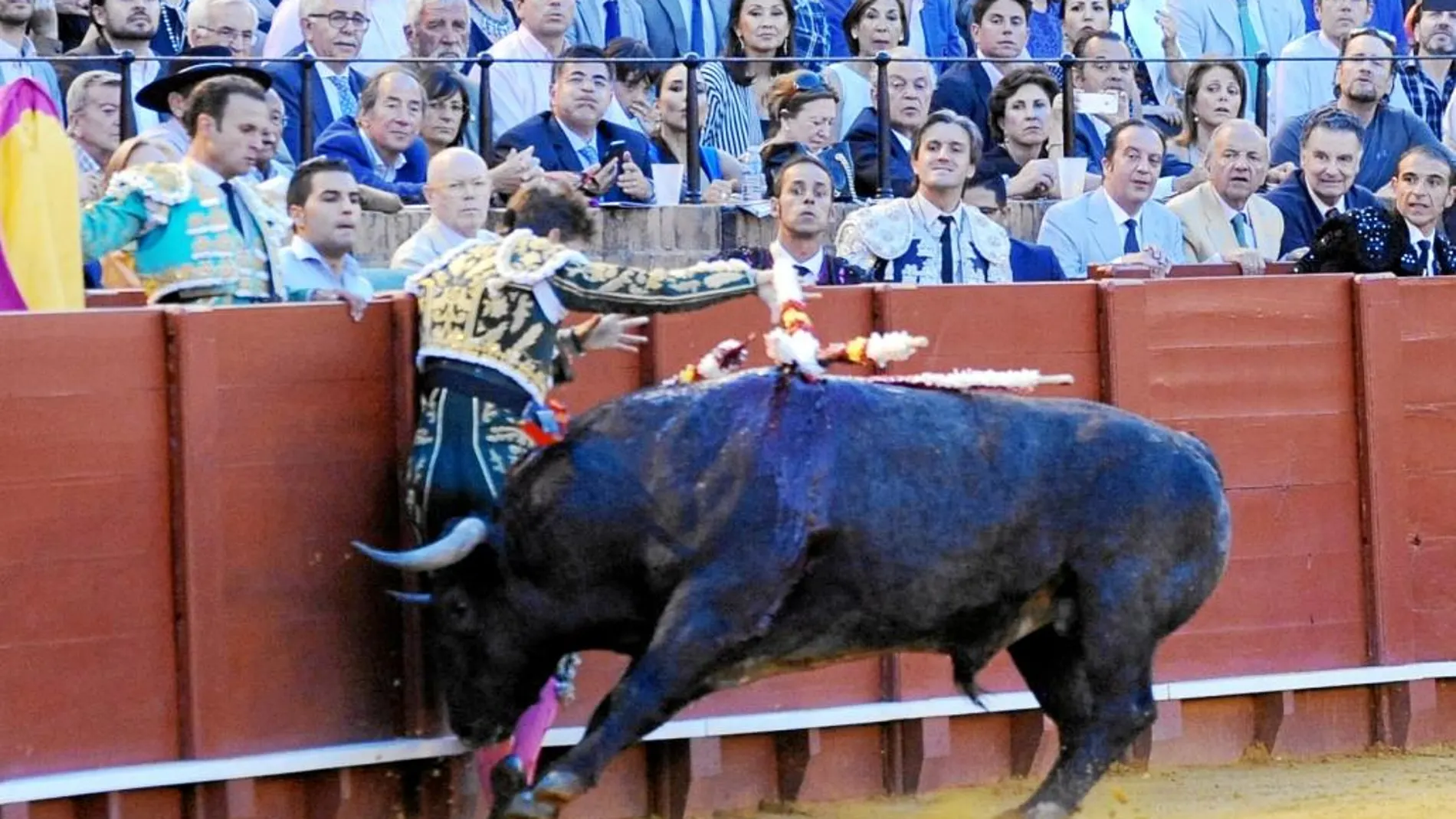 Al quiebro. Escribano clavó los palos y el Victorino los cuernos en la barrera