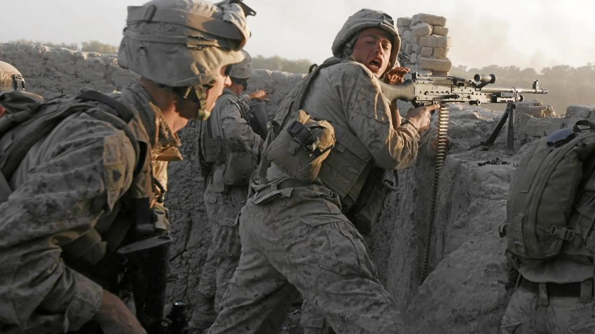 Unos marines disparan a los talibanes en Afganistán