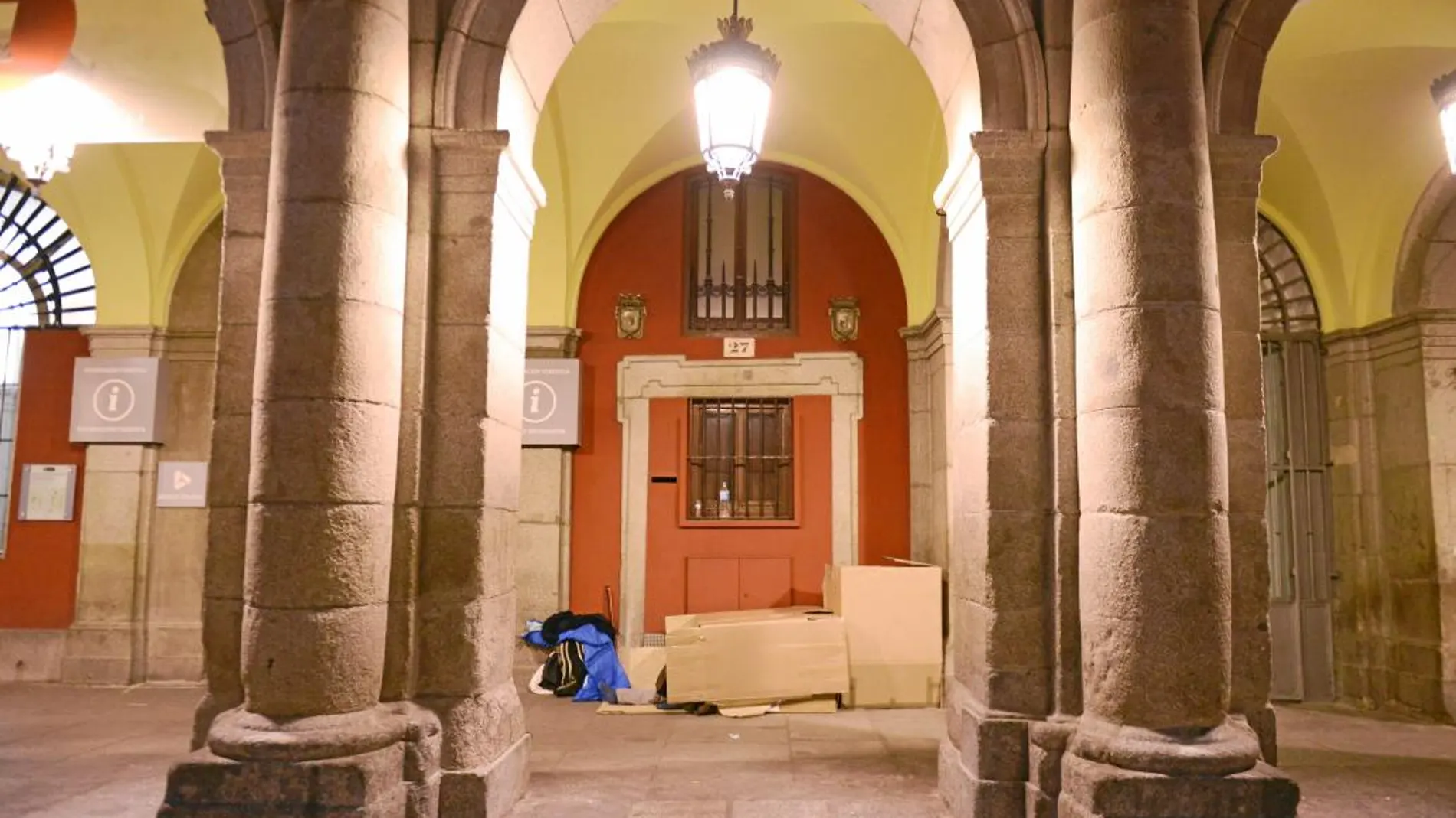 Los indigentes regresaron el lunes de madrugada a la plaza. Ayer muchos de ellos ya descansaban con la normalidad habitual en la Plaza Mayor