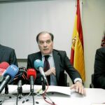 Villanueva, Franz-Josef Wodopia y Victorino Alonso, constestan a las preguntas de los periodistas