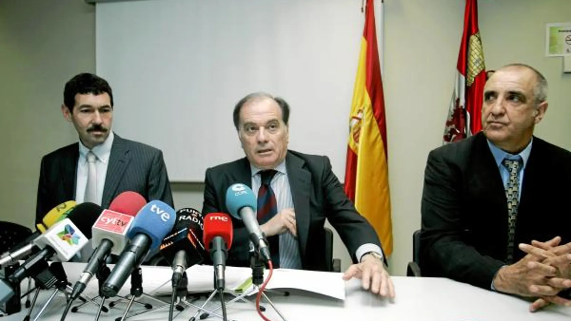 Villanueva, Franz-Josef Wodopia y Victorino Alonso, constestan a las preguntas de los periodistas