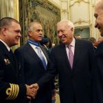 El ministro de Exteriores, José Manuel García-Margallo (2d), y el titular del Interior, Jorge Fernández Díaz (d), saludan a Pedro Díez (i), capitán de navío, y Julio Berzosa, capitán marítimo, durante el acto de imposición de condecoraciones